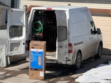 Calgary, Alberta, Kanada. 13 Nisan 2024. Bir Rheem Performans Tankı Doğal Gaz Su Isıtıcısı kamyonla teslim edilecek ve kış sezonu boyunca kurulacak.