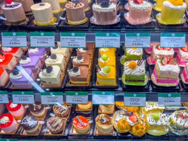 Calgary, Alberta, Kanada. 12 Nisan 2024. T ve T Süpermarketi Fırın Spesiyali Pastalar