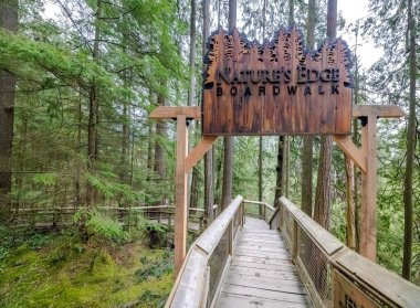 Vancouver, British Columbia, Kanada. 24 Mar, 2024. Capilano Nehri 'nin kıyısındaki doğanın kıyısı giriş tabelası.
