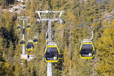 Vancouver, British Columbia, Kanada. 25 Aralık 2024. Baharda Gökyüzü Gondol kulübelerine.