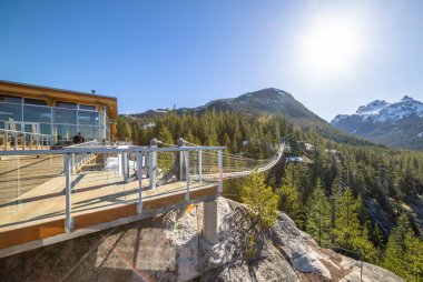 Vancouver, British Columbia, Kanada. 25 Aralık 2024. Deniz kıyısındaki asma köprü, Sky Gondola kafe binası..