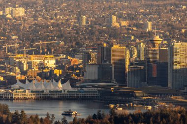 Vancouver, British Columbia, Kanada. 25 Aralık 2024. Vancouver şehir merkezi manzaralı Cypress Dağı Highview Gözcüsü.