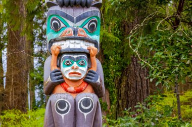 Vancouver, BC, Kanada. 31 Aralık 2024. Vancouver 'daki ünlü Totem Kutbu' nun yakından görünüşü, M.Ö. 'nün yerel kültürlerini temsil eden uzak bölgelerden toplanan dokuz kişiden biri..