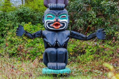 Vancouver, BC, Kanada. 31 Aralık 2024. Vancouver 'ın ünlü Totem Polonyalılarından birinin yakından görüntüsü, MÖ' nün yerel kültürlerini temsil eden uzak bölgelerden toplanan dokuz kişilik bir gruba ait.