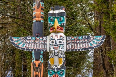 Vancouver, BC, Kanada. 31 Aralık 2024. Vancouver 'ın ünlü Totem Polonyalılarından birine yakın çekim. M.Ö.' nün uzak bölgelerinden gelen dokuz kaynaklı bir koleksiyonun parçası..