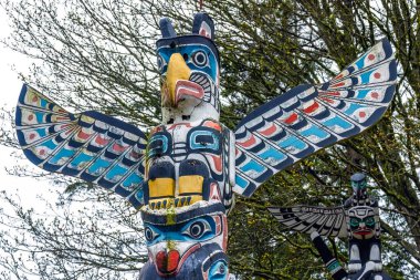 Vancouver, BC, Kanada. 31 Aralık 2024. Vancouver 'ın ünlü Totem Kutuplarından birinin detaylı bir görüntüsü, M.Ö. yerel kültürleri temsil eden uzak bölgelerden elde edilen dokuz seçimin bir parçası.