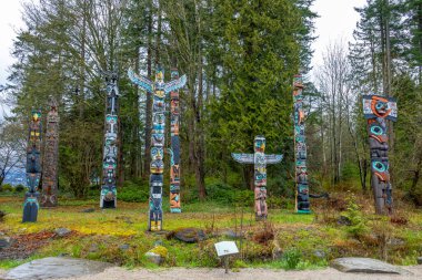 Vancouver, British Columbia, Kanada. 31 Aralık 2024. Totem Polonyalıların Vancouver 'daki turistik cazibesi. İngiliz Kolombiyası 'nın uzak bölgelerinden gelen dokuz totem kutbundan oluşan popüler bir site..