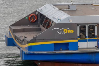 Vancouver, British Columbia, Kanada. 26 Aralık 2024. Burrard körfezinden geçen, Vancouver 'ı Kuzey Vancouver' a bağlayan bir deniz otobüsü yolcu feribotunun arka görüntüsü..