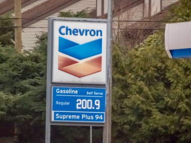 Vancouver, British Columbia, Kanada. 24 Mar, 2024. Benzin fiyatlı bir Chevron Benzin İstasyonu İşareti. Ağırlıklı olarak petrol ve gaz alanında uzmanlaşmış çok uluslu bir Amerikan enerji şirketi..