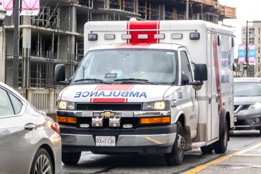 Vancouver, British Columbia, Kanada. 28 Aralık 2024. Metro Vancouver civarındaki 911 acil durum çağrısını cevaplamak üzere yola çıkan bir tıbbi yardım aracı..