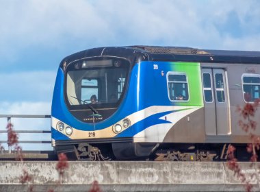 Vancouver, British Columbia, Kanada. 6 Nisan 2024. Havaalanındaki Kanada Havayolu SkyTrain Metro sistemine yakın çekim..