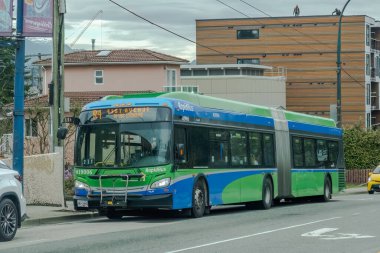 Vancouver, British Columbia, Kanada. 24 Mar, 2024. Bir TransLink Vancouver çift otobüs. Metro Vancouver 'ın bölgesel taşımacılık şebekesinden sorumlu olan kanuni makam.