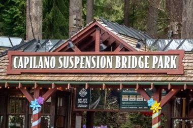 Vancouver, British Columbia, Kanada. 25 Aralık 2024. Capilano Köprü Parkı 'nın ana giriş işareti. Capilano Nehri' nin yukarısındaki Capilano Nehri 'nden geçen basit bir asma köprü..