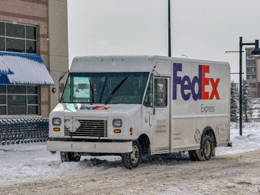 Calgary, Alberta, Kanada. 21 Mart 2024. Kışın kar yağarken bir Fedex Kamyonu.