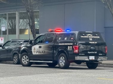 Calgary, Alberta, Kanada. Mar 18, 2024. Eski tonu çıkartan bir çatı işçisi. Siyah fiberglas çatı kiremitleri. Bir evin tepesine yerleştirilmiş..
