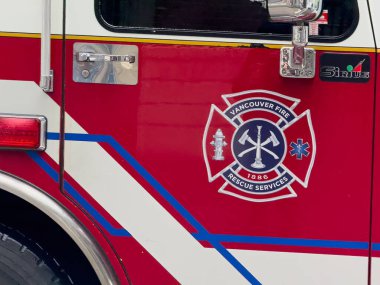 Vancouver, British Columbia, Kanada. 28 Aralık 2024. Vancouver İtfaiye Servisi 'ne yakın bir itfaiye aracı tabelası..