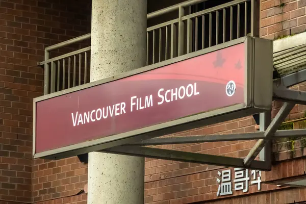 Vancouver, British Columbia, Kanada. 12 Nisan 2024. Bir Vancouver Film Okulu tabelası Pender Çin Mahallesi
