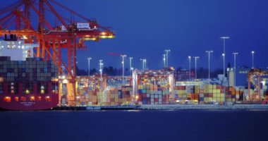 Vancouver, British Columbia, Kanada. 14 Nisan 2024. Geceleyin Vancouver Limanı 'nın Timelapse' ı. 170 'den fazla dünya ekonomisi ile ticaret yaparak Kanada' nın en büyük kargosu..