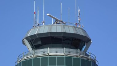 Vancouver, British Columbia, Kanada. 11 Nisan 2024. YVR Vancouver Uluslararası Havaalanı 'nın kontrol kulesine yakın çekim..