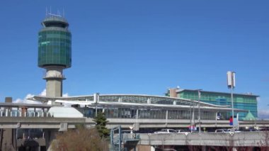 Vancouver, British Columbia, Kanada. 10 Nisan 2024. YVR Vancouver Uluslararası Havalimanı 'ndaki Hava Trafik Kontrol Kulesi ve Kanada Tren İstasyonu.