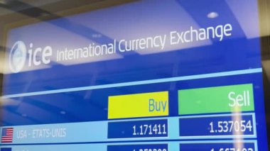 Calgary, Alberta, Kanada. 12 Nisan 2024. Calgary Uluslararası Havalimanı 'ndaki Döviz Borsası büfesi için çeşitli küresel para birimlerini gösteren bir pansiyon..