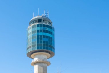 Vancouver, British Columbia, Kanada. 18 Nisan 2024. Vancouver Uluslararası Havalimanı kontrol kulesinin açık havada mavi gökyüzünün arkaplanına yakın görüntüsü.