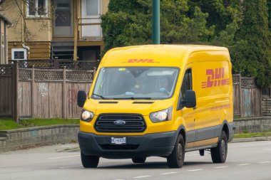 Calgary, Alberta, Kanada. 23 Nisan 2024. Yolda bir DHL teslimat kamyonu var..