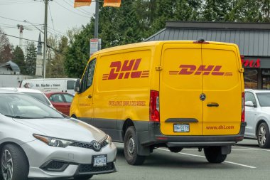 Vancouver, British Columbia, Kanada. 20 Nisan 2024. Yolda bir DHL teslimat kamyonu var..