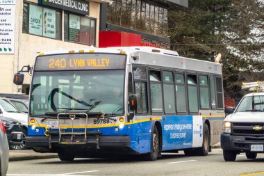 Vancouver, British Columbia, Kanada. 21 Nisan 2024. Bir Translink Vancouver toplu taşıma otobüsü yolda..