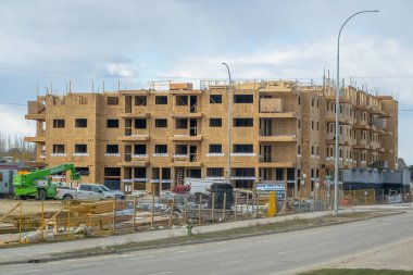 Calgary, Alberta, Kanada. 23 Nisan 2024. Yeni bir apartman kompleksi inşa ediliyor..