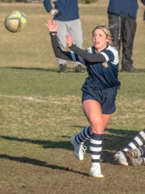 Calgary, Alberta, Kanada. 23 Nisan 2024. Notre Dame Devlet Lisesi 'ndeki Calgary Lisesi' nde yapılan Rugby maçının dikey görüntüsü