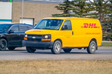 Calgary, Alberta, Kanada. 23 Nisan 2024. Yolda bir DHL teslimat kamyonu var..