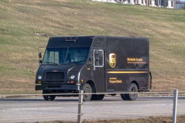 Calgary, Alberta, Kanada. 24 Nisan 2024. Bir United Parcel Servisi ya da UPS dağıtım ve nakliye kamyonu yolda.