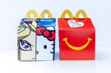 Calgary, Alberta, Kanada. 12 Mayıs 2024. Bir çift Yu-Gi-Oh x Merhaba Kitty McDonald 's Kanada' nın mutlu yemek kutuları.