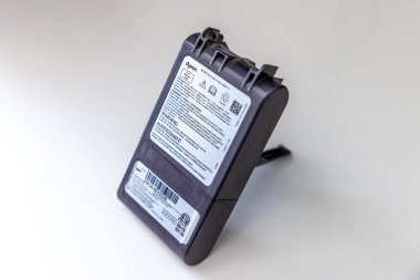 Calgary, Alberta, Kanada. 6 Mayıs 2024. Kablosuz elektrik süpürgesi için bir Dyson V7 ve V8 Serisi Batarya.