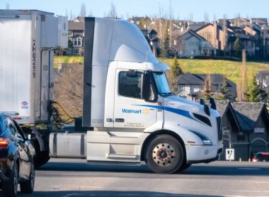 Calgary, Alberta, Kanada. 10 Mayıs 2024. Yük taşıyan bir Walmart yarı kamyonunun önünde..