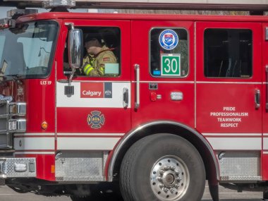 Calgary, Alberta, Kanada. 10 Mayıs 2024. Calgary İtfaiyesi kamyonu kullanan bir itfaiyeci..