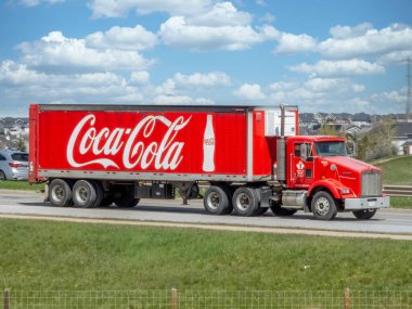 Calgary, Alberta, Kanada. 11 Mayıs 2024. Coca-Cola ürünlerini taşıyan yarı karavan bahar sezonunda yolda ilerliyor..