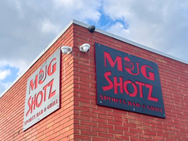 Calgary, Alberta, Kanada. 10 Mayıs 2024. Mug Shotz Spor Bar ve Izgara tabelası.