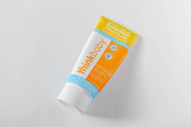 Calgary, Alberta, Kanada. 16 Mayıs 2024. Bir şeyler Bebek Mineral Güneş kremi kutusu.