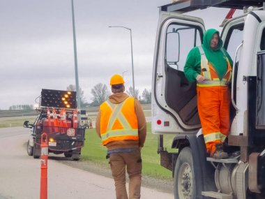 Calgary, Alberta, Kanada. 16 Mayıs 2024. Bir çift yol kenarı çalışanı..