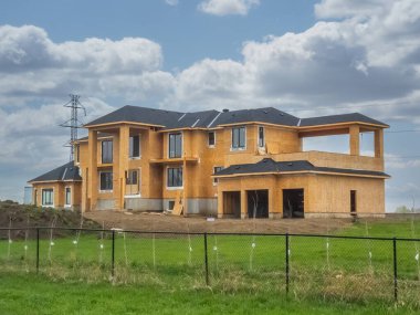 Calgary, Alberta, Kanada. 16 Mayıs 2024. Kırsal kesimde inşaat halinde büyük bir bina..