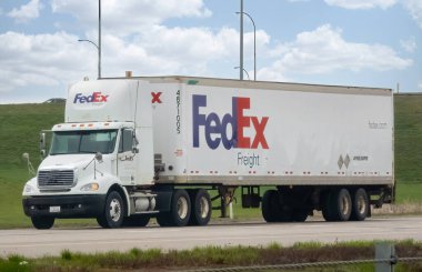 Calgary, Alberta, Kanada. 16 Mayıs 2024. Yolda bir Fedex Yük Yarı Kamyoneti..