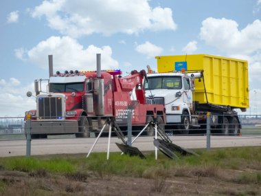 Calgary, Alberta, Kanada. 16 Mayıs 2024. Bir karavan yolda çekiliyor..