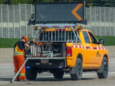 Calgary, Alberta, Kanada. 16 Mayıs 2024. Otoyolda çalışan bir işçi..
