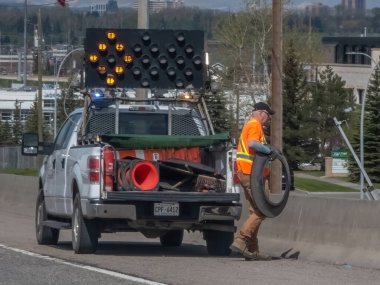 Calgary, Alberta, Kanada. 16 Mayıs 2024. Otoyolda çalışan bir işçi..