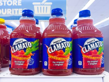 Calgary, Alberta, Kanada. 16 Mayıs 2024. Mott 'un Clamato Sezar' ı Orijinal 1.89 litre rafta.