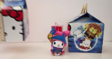 Calgary, Alberta, Kanada. 18 Mayıs 2024. Bir çift Yu-Gi-Oh x Merhaba Kitty McDonald 's Kanada' nın mutlu yemek kutuları.