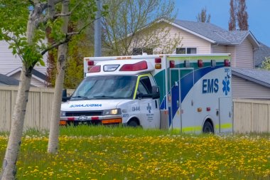 Calgary, Alberta, Kanada. 25 Mayıs 2024. Baharda Alberta Sağlık Hizmetleri Acil Sağlık Hizmetleri Ambulansı.