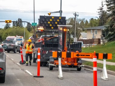 Calgary, Alberta, Kanada. 23 Mayıs 2024. Yol kenarında çalışan bir işçi..